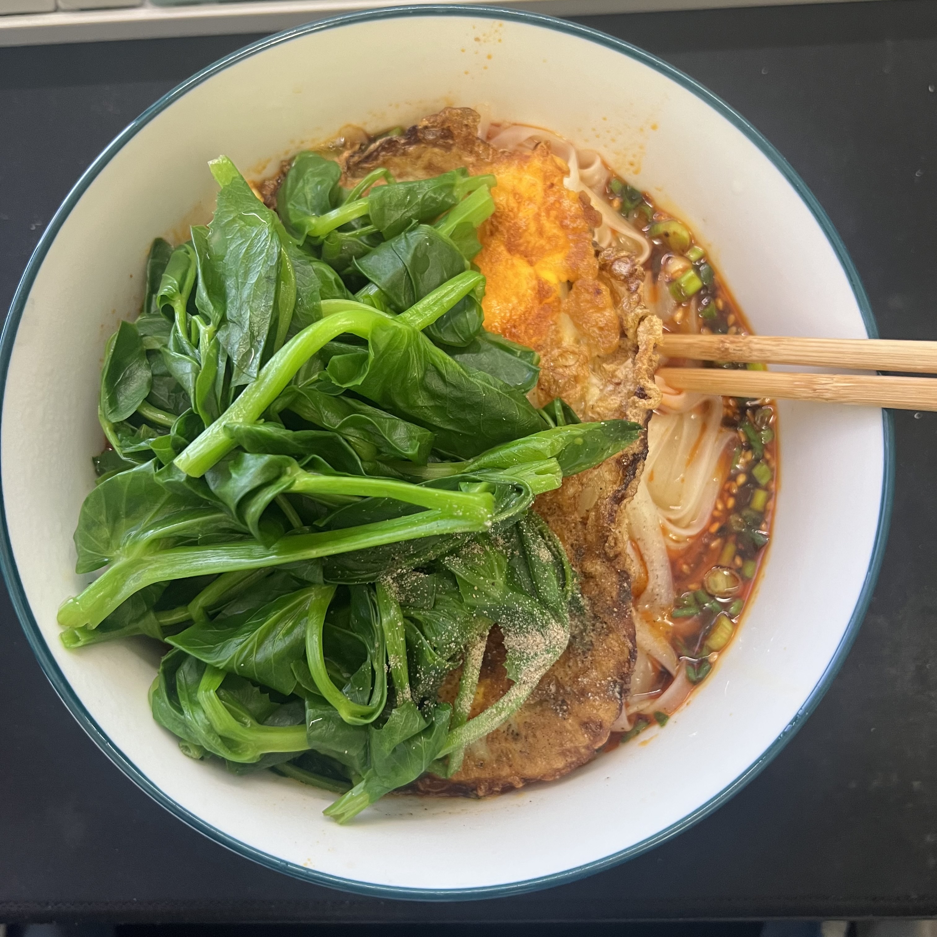 1. 豌豆尖鸡蛋面